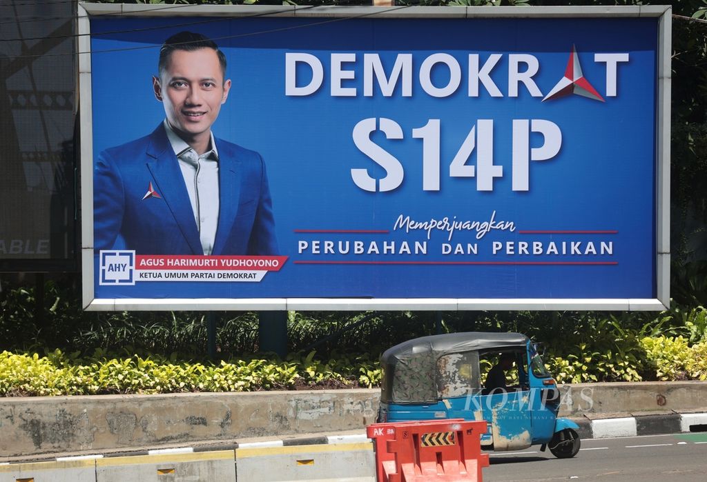 Baliho Partai Demokrat yang menampilkan nomor urut partai peserta Pemilu 2024 terpasang di kawasan Dukuh Atas, Jakarta, Sabtu (17/12/2022). Partai Demokrat yang mendapat nomor urut 14 dalam Pemilu 2024 sudah mulai menyosialisasikannya kepada publik. 