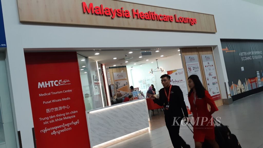 Malaysia Healthcare saat ini membuka gerai di Kuala Lumpur International Airport (KLIA), KLIA2 dan Penang International Airport. Salah satu layanan adalah, mendampingi turis pada jalur cepat Imigrasi, dan Bea Cukai serta bantuan pengambilan bagasi hingga diantar ke rumah sakit yang dituju, seperti pada Rabu (30/10/2019).