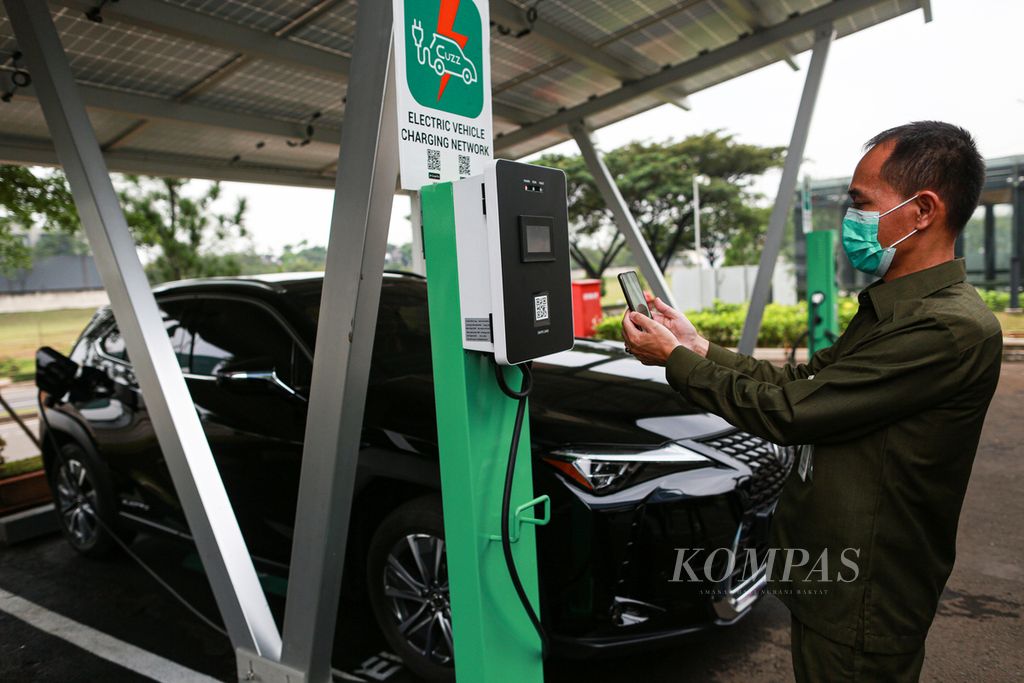 Pengunjung melakukan pengisian daya pada kendaraan listrik di stasiun pengisian kendaraan listrik umum yang menjadi fasilitas terbaru di Wisma BCA Foresta, BSD, Tangerang, Banten, Kamis (16/6/2022). 