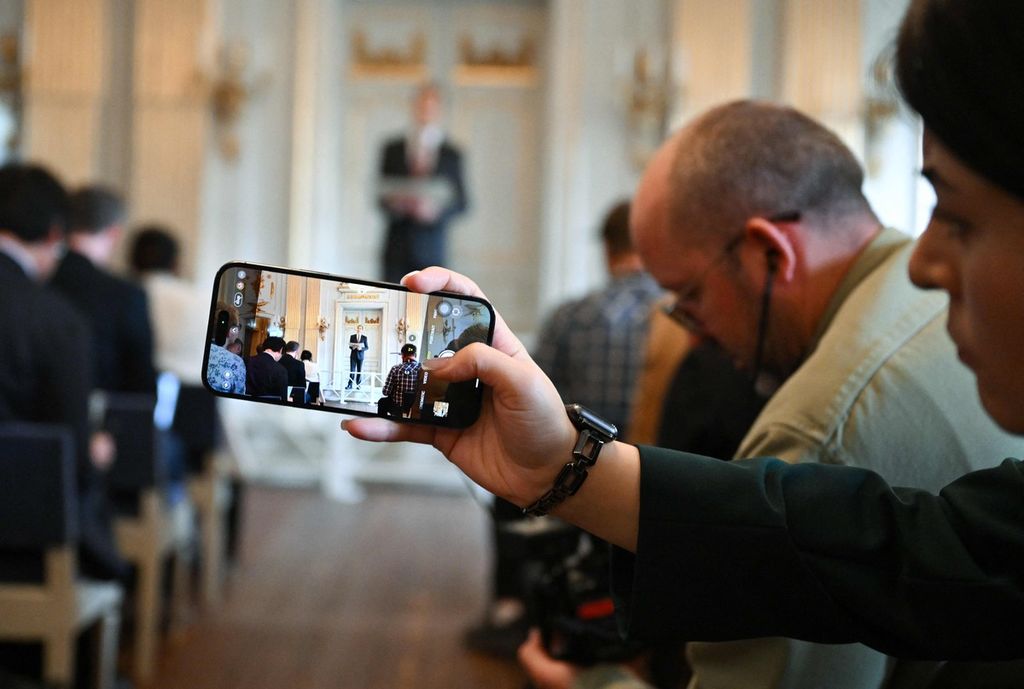Seorang jurnalis mengambil foto Mats Malm, Sekretaris Tetap Akademi Swedia saat berbicara kepada media saat pengumuman pemenang Hadiah Nobel Sastra 2023 di Akademi Swedia di Stockholm pada Kamis (5/10/2023). Akademi Swedia menganugerahkan penghargaan tersebut kepada penulis dan dramawan Norwegia Jon Fosse.