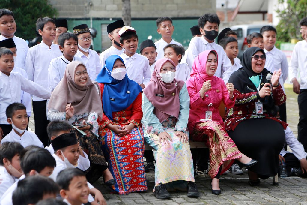 Guru SDN Kemanggisan 10 Pagi, Jakarta Barat, bersorak melihat penampilan tari dari siswa dan siswi setelah upacara peringatan Hari Guru Nasional 2022, Jumat (25/11/2022). 