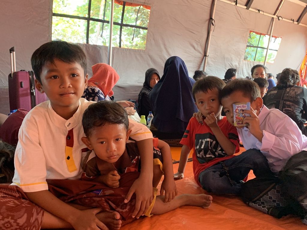 Sejumlah anak di posko pengungsian korban kebakaran di Kampung Nelayan Muara Angke RT 012 RW 022 Tembok Bolong, Penjaringan, Jakarta Utara, Sabtu (22/4/2023).