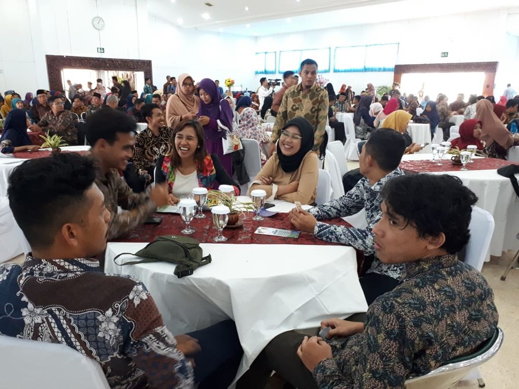 Mahasiswa penerima beasiswa untuk kuliah ke Polandia dan Malaysia mengikuti acara pelepasan yang dilakukan Gubernur Nusa Tenggara Barat, Senin (16/9/2019), di Mataram, Lombok.