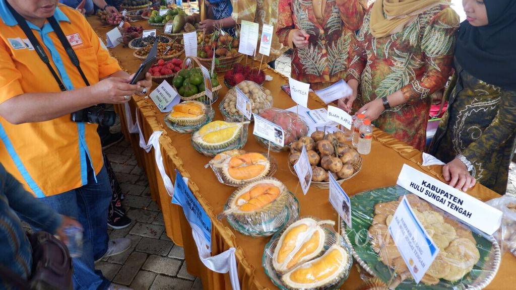 Aneka buah lokal khas Kalimantan Selatan dipamerkan dalam Kontes Durian dan Pameran Buah Eksotik Kalimantan Selatan di Kiram Park, Desa Kiram, Kecamatan Karang Intan, Kabupaten Banjar, Kamis (24/1/2019). 