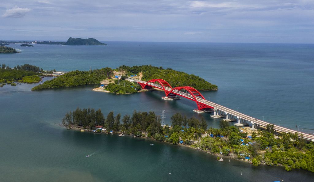 Jembatan Youtefa berdiri megah di kawasan Teluk Youtefa, Jayapura, Papua, Rabu (1/12/2021). Dengan panjang 732 meter dan lebar 21 meter, jembatan yang menghubungkan Jayapura dan Muara Tami ini menjadi jembatan terpanjang di Papua. Biaya pembangunannya mencapai Rp 1,8 triliun. 