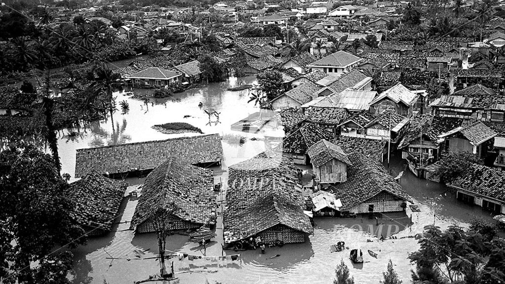 Beberapa daerah rawan di Jakarta pada Jumat digenangi air. Meskipun belum membahayakan, banyak penduduk mengungsi. Berita terkait di <i>Kompas</i>, edisi 24 Januari 1981. 