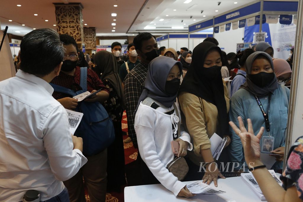 Para pencari kerja mendengarkan presentasi perusahaan peserta Jakarta Job Fair di Gedung Nyi Ageng Serang, Kuningan, Jakarta, Rabu (14/2 /2023). 