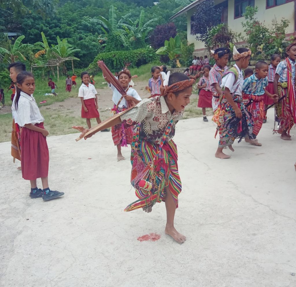 Children in the Lakoat Kujawas community perform traditional dances from Timor, East Nusa Tenggara. The children are from Taiftob Village, North Mollo, South Central Timor..
