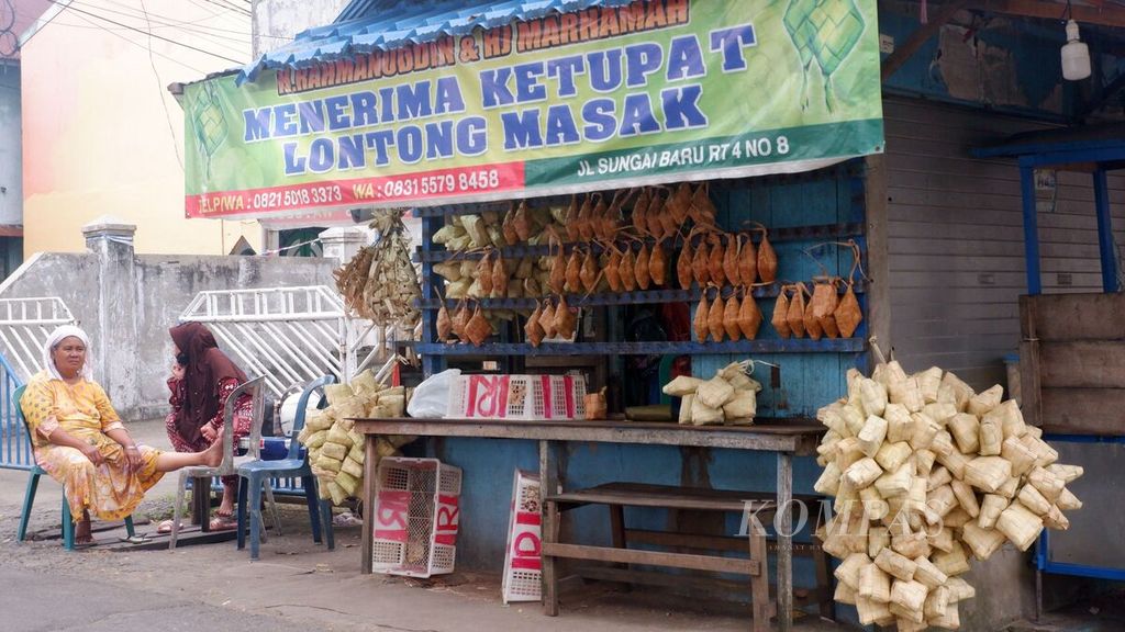Pedagang ketupat menanti kedatangan pembeli di Kampung Ketupat, Kelurahan Sungai Baru, Banjarmasin Tengah, Kota Banjarmasin, Kalimantan Selatan, Jumat (23/9/2022). 