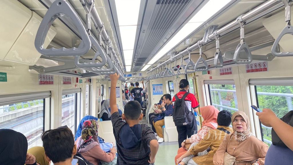 Condition of the Jabodebek LRT train connecting Harjamukti-Dukuh Atas on Thursday (4/1/2024).