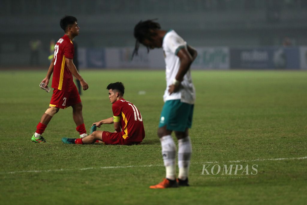 Pemain tim nasional sepak bola U-19 Indonesia, Ronaldo Kwateh (kanan) tertunduk lesu saat menghadapi Vietnam pada laga penyisihan Grup A Piala AFF U-19 2022 di Stadion Patriot Candrabhaga, Bekasi, Jawa Barat, Sabtu (2/7/2022). Laga itu berakhir imbang, 0-0. 