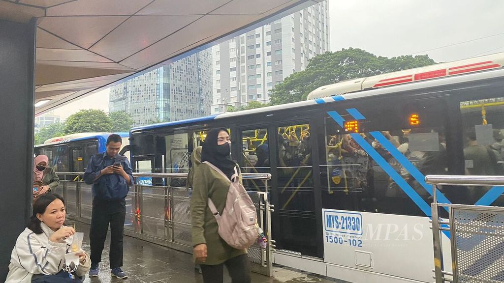 Transjakarta passengers get off at Palmerah Bus Stop, Monday (5/2/2024).