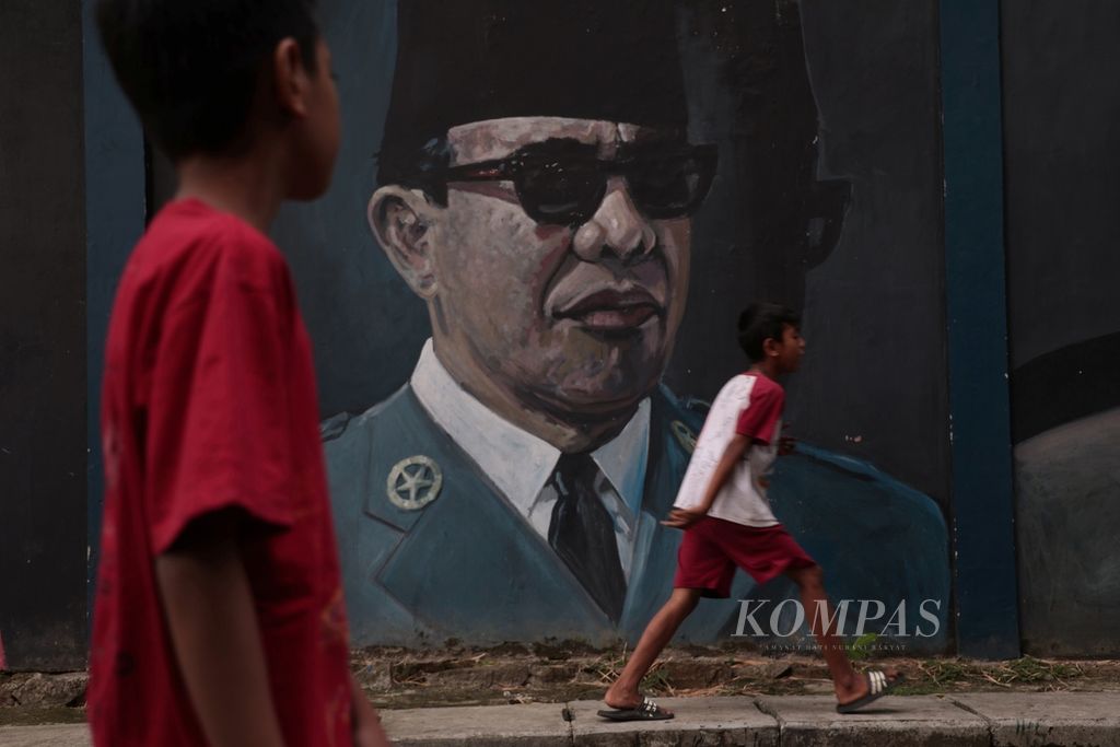 Mural sang proklamator Soekarno atau Bung Karno tergambar di sebuah gang di kawasan Kebayoran Lama, Jakarta, Rabu (31/5/2023). Bulan Juni menjadi Bulan Bung Karno karena pada bulan ini terdapat momen penting terkait proklamator dan presiden pertama Indonesia itu, yakni kelahiran Pancasila pada 1 Juni, kelahiran Bung Karno pada 6 Juni 1901, dan Bung Karno wafat pada 21 Juni 1970. 