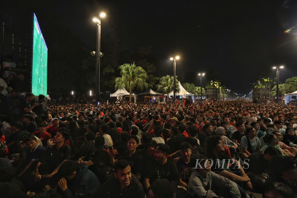 Residents watched the Indonesia versus Uzbekistan match in the semifinals of the U-23 Asian Cup at Gelora Bung Karno Stadium in Jakarta on Monday (29/4/2024). Indonesia had to admit Uzbekistan's superiority with a score of 0-2.