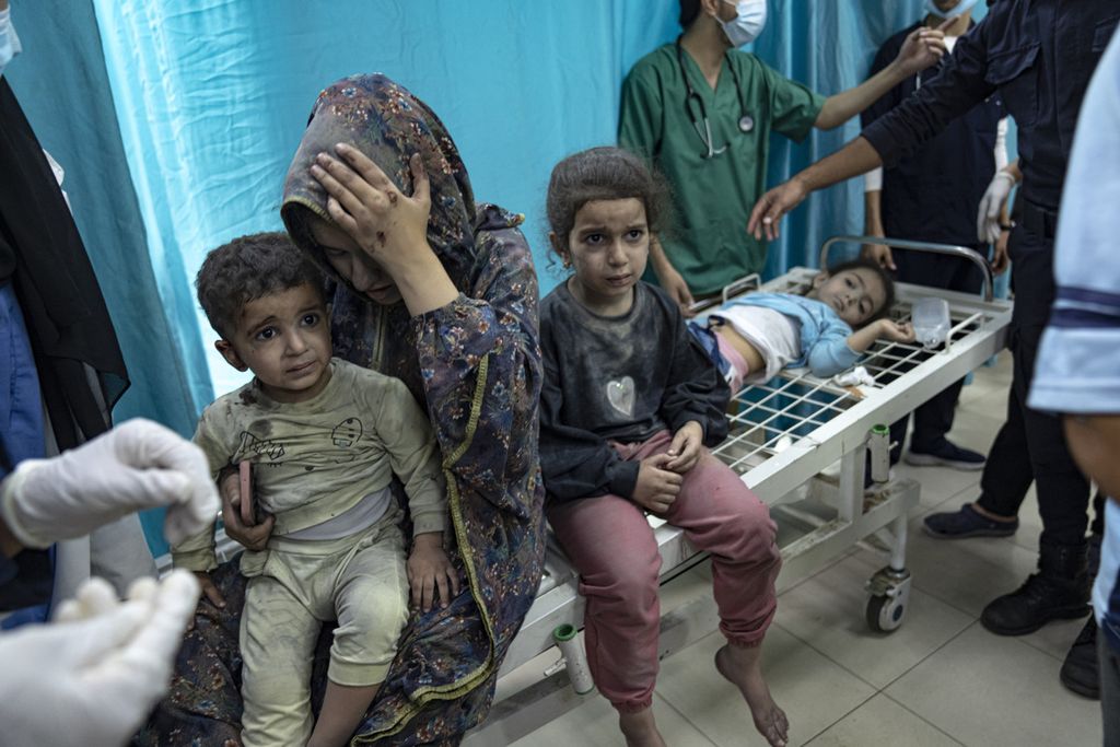 Warga Palestina yang terluka akibat pengeboman Israel di Jalur Gaza dibawa ke rumah sakit di Khan Younis, Minggu (12/11/2023).