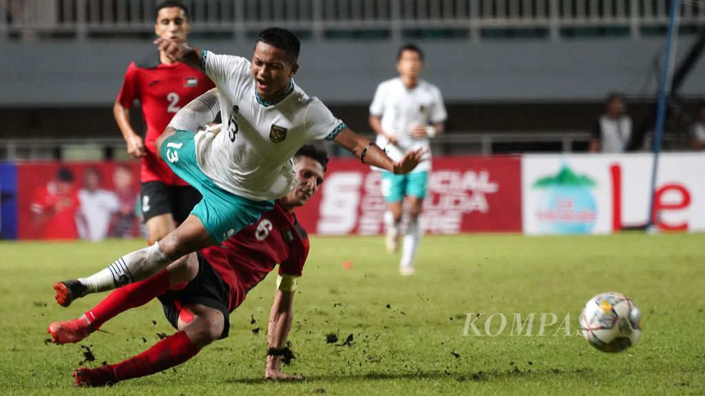 Bek tim Indonesia U-17, Azzaky Esa Erlangga (kiri), diganjal striker Palestina U-17, Mohammed Manassra, dalam laga Kualifikasi Piala Asia U-17 2023 di Stadion Pakansari, Bogor, Jawa Barat, Jumat (7/10/2022). Indonesia menang atas Palestina, 2-0. 