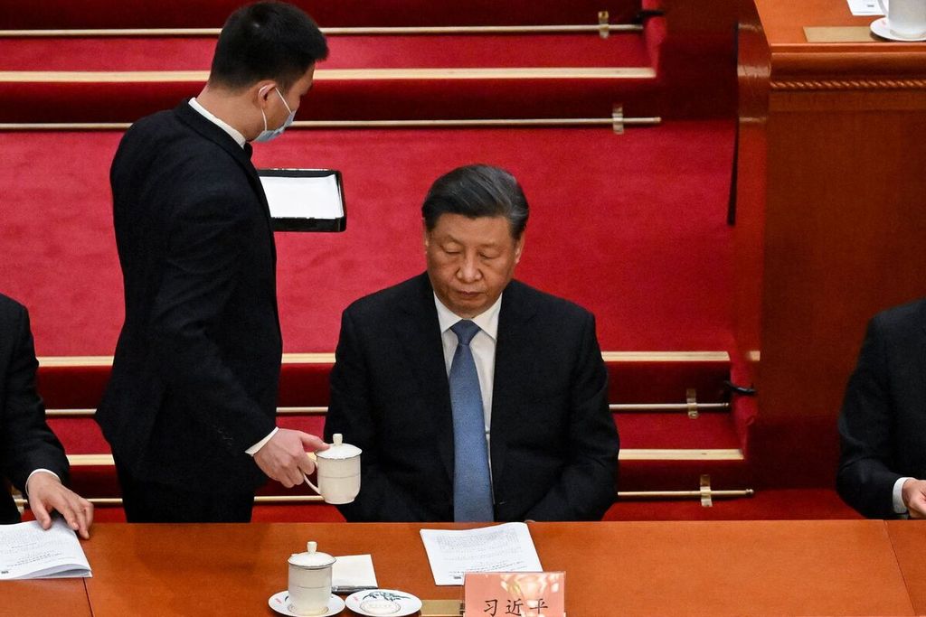 Petugas memberikan teh kepada Presiden Xi Jinping saat pembukaan sidang badan penasihat politik China, Chinese People’s Political Consultative Conference (CPPCC), di Beijing, Sabtu (4/3/2023).