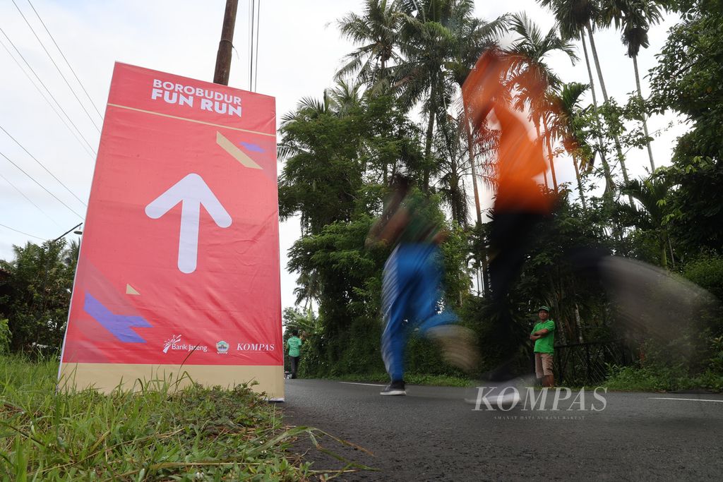 Pelari mengikuti ajang Borobudur Marathon Fun Run 2022 di kawasan sekitar Candi Pawon, Desa Wanurejo, Kecamatan Borobudur, Kabupaten Magelang, Jateng, Minggu (11/22/2022).