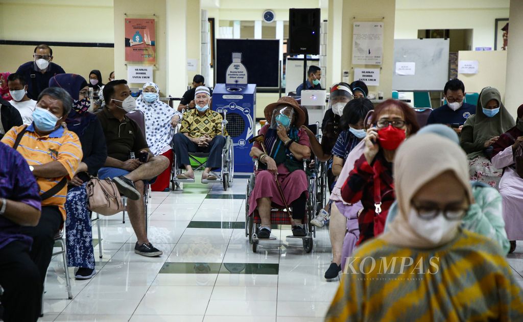 Para warga lansia yang telah menerima suntikan Covid-19 menunggu di ruang observasi dalam kegiatan vaksinasi massal bagi warga lansia di Balai Besar Pelatihan Kesehatan di Jakarta, Rabu (24/3/2021). 