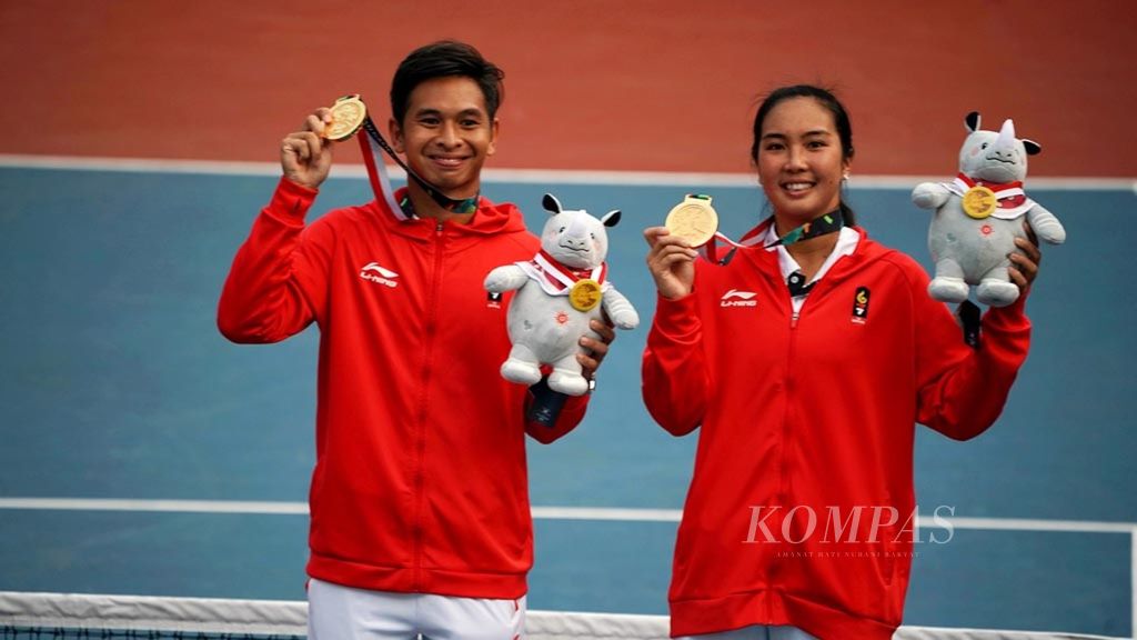 Pasangan ganda campuran Indonesia, Christopher Rungkat/Aldila Sutjiadi, berhasil menyumbangkan emas setelah berhasil mengalahkan pasangan Thailand, Luksika Kumkhum/Soncat Ratiwatana, dalam final ganda campuran cabang tenis Asian Games 2018 di Arena Tenis, Jakabaring, Palembang, Sumatera Selatan, Sabtu (25/8/2018). 
