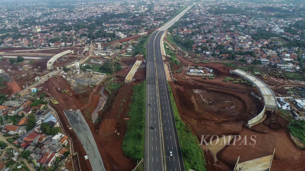 Proses pembangunan junction Krukut yang menghubungkan Tol Cinere-Jagorawi (Cijago) dengan Tol Depok-Antasari (Desari) dan Tol Cinere-Serpong di kawasan Krukut, Depok, Jawa Barat, Sabtu (28/5/2022). Tol Cijago memiliki total panjang 14,7 kilometer yang merupakan bagian dari jaringan Jalan Tol Lingkar Luar Jakarta (JORR) II. Jalan Tol JORR II terdiri atas ruas Cengkareng-Kunciran (14,2 km), Kunciran-Serpong (11,2 km), Serpong-Cinere (10,1 km), Cinere-Jagorawi (14,6 km), Cimanggis-Cibitung (25,4 km), Cibitung-Cilincing (33,9 km), dan akses Tanjung Priok (12,1 km).