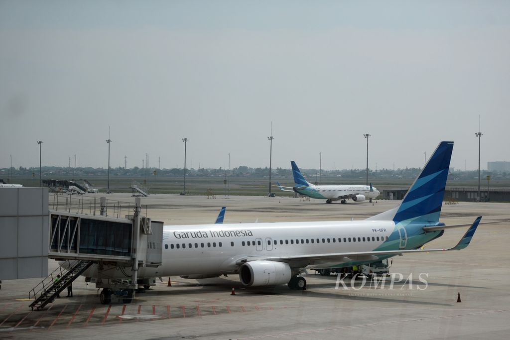 Sejumlah pesawat maskapai Garuda Indonesia diparkir di Bandara Internasional Soekarno-Hatta Terminal 3, Tangerang, Banten, Jumat (11/6/2021).