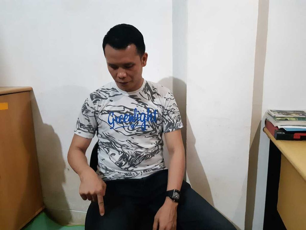 Mantan ABK asal Medan, Sumatera Utara, Ardi Ligantara (31), menunjukkan bagian paha kanannya yang terluka karena kekerasan di kapal ikan berbendera Taiwan pada awal 2019.