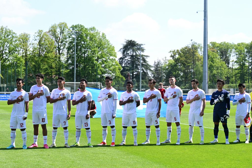 Pemain Indonesia U-23 menyanyikan lagu Indonesia Raya” sebelum pertandingan <i>playoff</i> Olimpiade Paris 2024 melawan tim Guinea U-23 di Lapangan Clairefontaine-en-Yvelines, Paris, Perancis, Kamis (9/5/2024). 