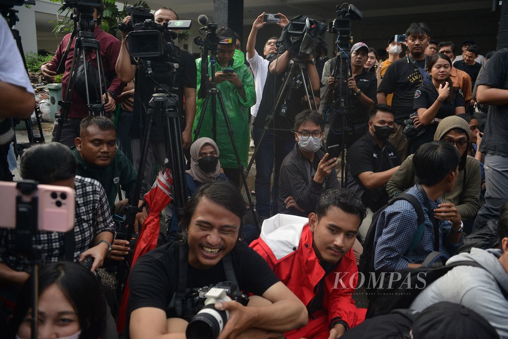 Sejumlah wartawan mengikuti rekonstruksi kasus penganiayaan kepada Cristalino David Ozora di kawasan Green Permata Boulevard, Jakarta Selatan, Jumat (10/3/2023).