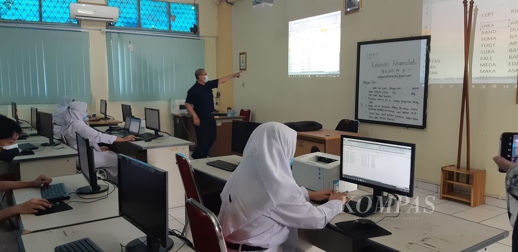 Suasana belajar-mengajar pada hari pertama penyelenggaraan pembelajaran tatap muka terbatas di SMK Negeri 10 Jakarta, Cawang, Kramat Jati, Jakarta Timur, Senin (30/8/2021).