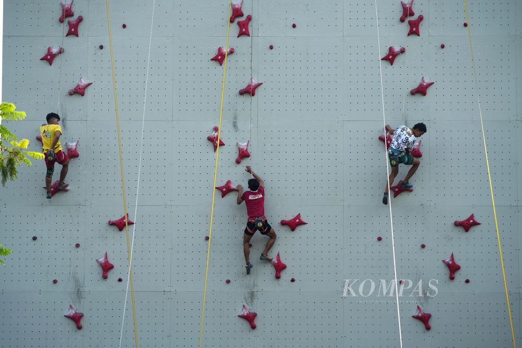 Atlet panjat tebing dari Aspar Jaelolo Climbing Club berlatih nomor <i>speed</i> di Hotel Santika Premiere, Kota Harapan Indah, Kota Bekasi, Jawa Barat, Rabu (14/8/2024). 