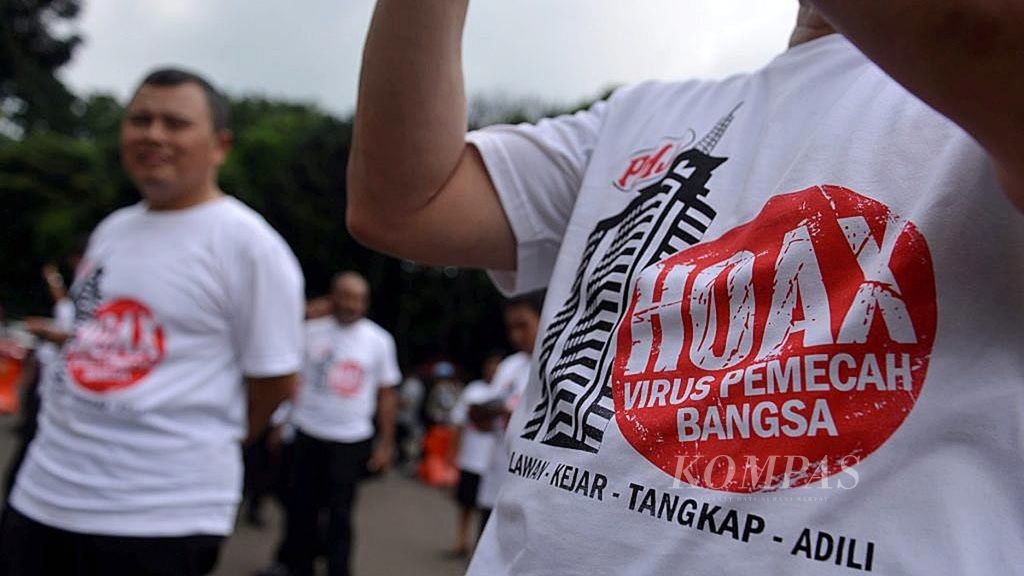 Kaos sebagai sarana kampanye antihoaks atau berita bohong dikenakan jajaran pejabat Polda Metro Jaya saat mendeklarasikan gerakan antihoaks di Markas Polda Metro Jaya, Jakarta (12/3/2018).