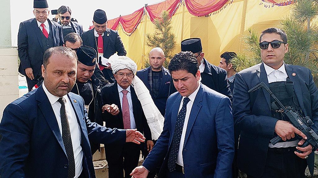 Wakil Presiden Jusuf Kalla seusai meletakkan batu pertama pembangunan klinik kesehatan di Pusat Islam Indonesia ( Indonesia Islamic Centre/IIC) di Kota Kabul, Afganistan (28/2) di pakaikan peven tonbara, topi tradisional afganistan oleh perwakilan warga Kabul.
