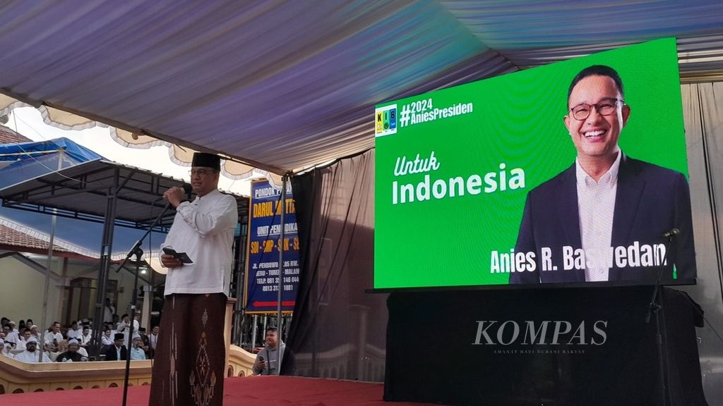 Anies Baswedan memberikan sambutan pada Istighosah Kubro di Pondok Pesantren Darul Muttaqin, Jeru, Kecamatan Turen, Kabupaten Malang, Jawa Timur, Rabu (24/5/2023)