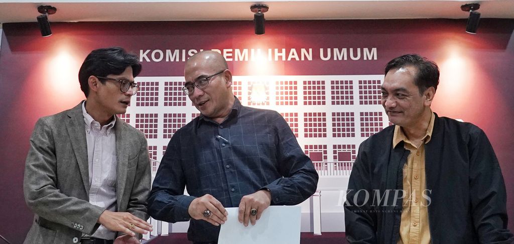 Ketua Komisi Pemilihan Umum Hasyim Asy’ari (tengah) bersama dua komisioner KPU August Melasz (kiri) dan Yulianto Sudrajat (kanan) hadir untuk konferensi pers KPU terkait perkembangan pelaksanaan Pemilu 2024 di Media Center KPU, Jakarta, Selasa (27/2/2024).