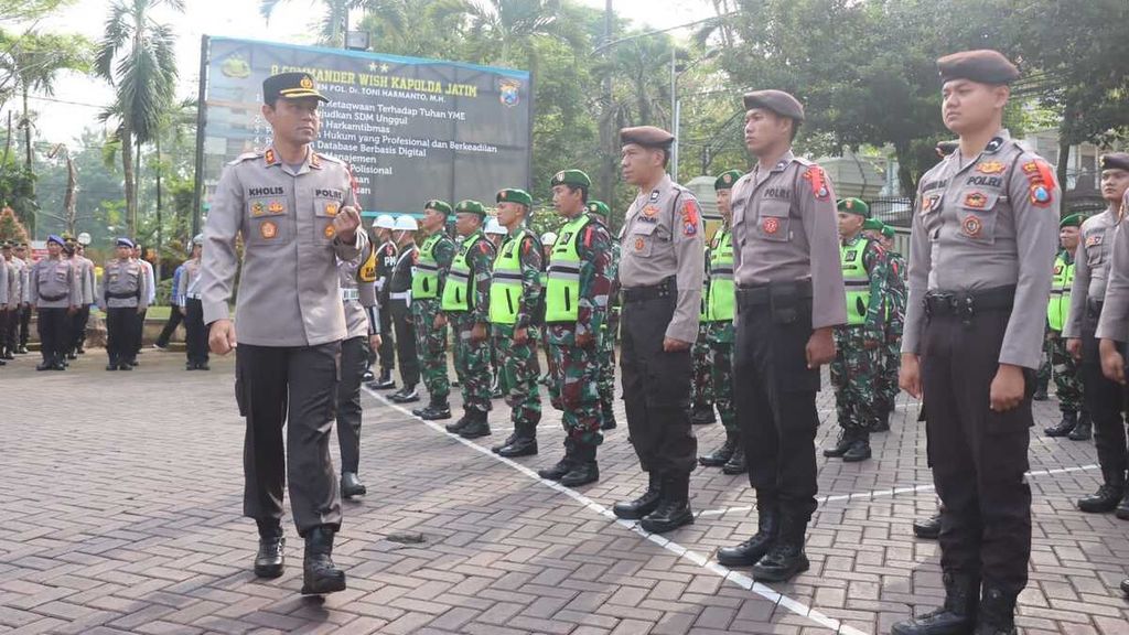 Kepala Polres Malang, Jawa Timur, Ajun Komisaris Besar Putu Kholis Aryana meninjau pasukan saat Gelar Operasi Ketupat Semeru 2023, Senin (17/4/2023),