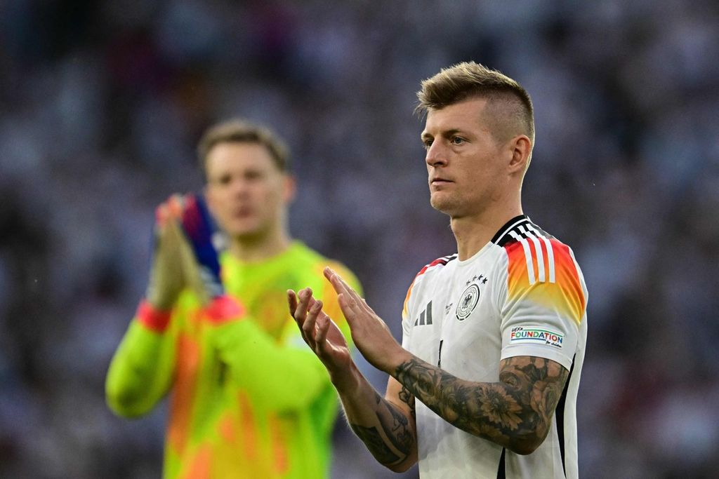 Gelandang Jerman, Toni Kross, dan penjaga gawang Manuel Neuer bertepuk tangan seusai pertandingan babak perempat final Piala Eropa 2024 antara Spanyol dan Jerman di Stuttgart, Sabtu (5/7/2024).