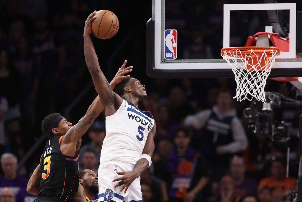 Minnesota Timberwolves basketball player, Anthony Edwards, performs a <i>slam dunk</i> in front of Phoenix Suns basketball player, Bradley Beal, in the fourth game of the first round of the NBA playoffs at the Footprint Center, Phoenix, Monday (29/ 4/2024) WIB.