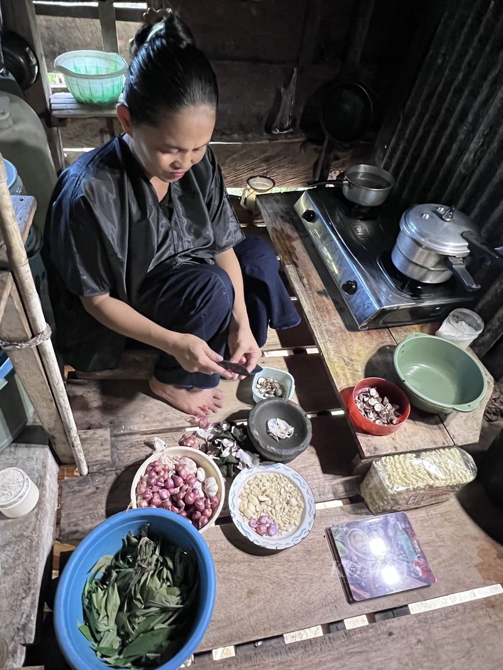 Suhuriah (38), warga suku Kajang, Bulukumba, Sulawesi Selatan, memasak kuliner tradisional, Kamis (16/11/2023).