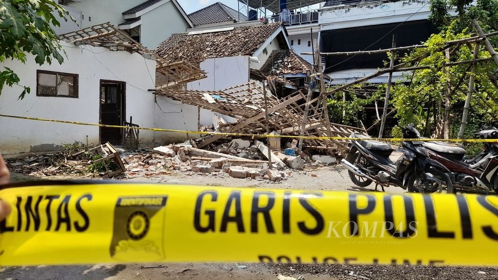 Sebuah rumah rusak dan dua lainnya terdampak akibat ledakan diduga akibat bahan petasan di Dusun Pulosari, Desa Sukosari, Kecamatan Kasembon, Kabupaten Malang, Jawa Timur, sebagaimana diabadikan pada Minggu (12/3/2023).