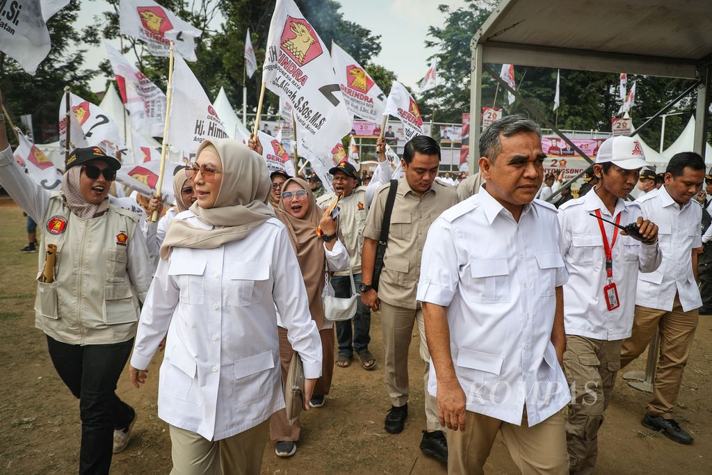 Anggota DPR Fraksi Partai Gerindra, Himmatul Aliyah (kiri), tiba di Lapangan Sepak Bola Blok S, Jakarta Selatan, Sabtu (12/8/2023), untuk menghadiri konsolidasi akbar kader Partai Gerindra di Jakarta Selatan.