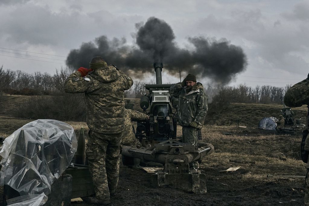 Tentara Ukraina menembakkan artileri <i>howitzer</i> ke arah posisi pasukan Rusia di dekat Bakhmut, lokasi pertempuran sengit saat ini, di wilayah Donetsk, Ukraina, Selasa (7/3/2023). 