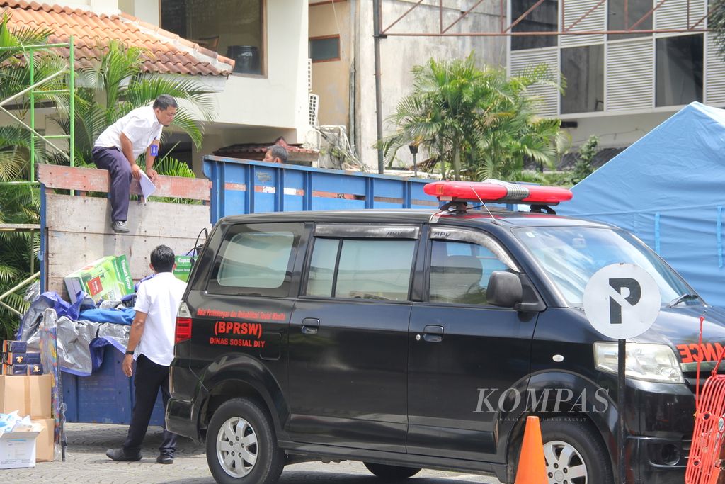 Petugas menurunkan sejumlah barang dari truk di halaman Hotel Mutiara 2 di kawasan wisata Malioboro, Kota Yogyakarta, Daerah Istimewa Yogyakarta, Senin (14/2/2022). 