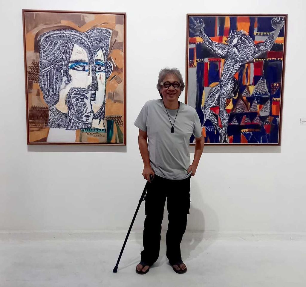 Seniman Butet Kartaredjasa berpose di depan karya terbarunya yang juga diabadikan dalam buku "Jejak Wirid Visual".