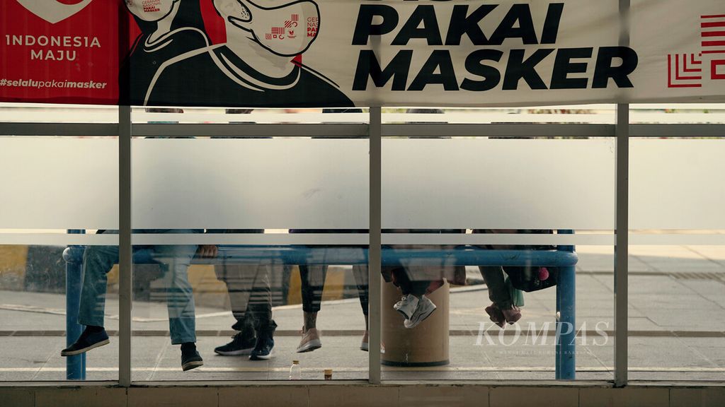 Spanduk protokol kesehatan untuk selalu memakai masker dipasang di ruang tunggu keberangkatan bus antarkota antarprovinsi (AKAP) di Terminal Bus Terpadu Sentra Timur, Pulo Gebang, Jakarta Timur, Sabtu (1/5/2021). 