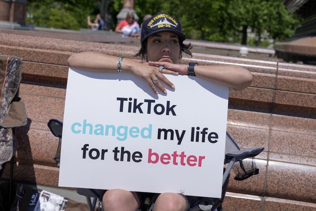 Pendukung Tiktok melakukan unjuk rasa di depan kantor DPR Amerika Serikat pada April 2023.
