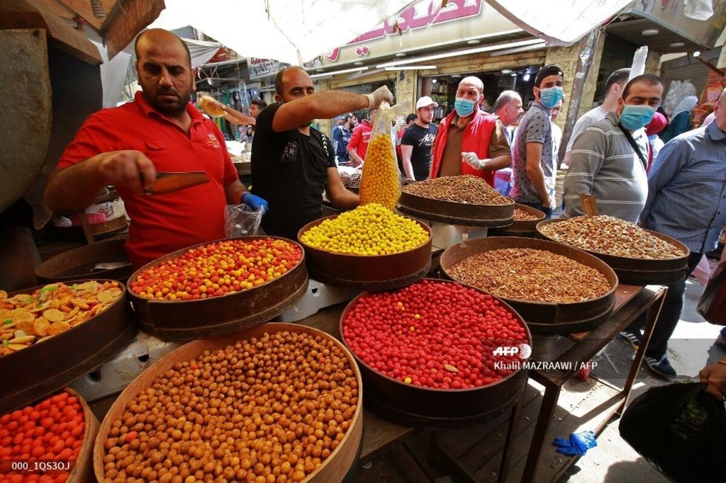 Penduduk berbelanja di pasar menjelang Ramadhan saat pandemi virus korona baru melanda ibu kota Jordania, Amman, 23 April 2020. 