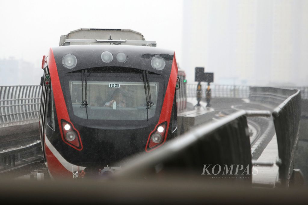 Moda lintas rel terpadu (LRT) Jabodebek bersiap memasuki Stasiun Dukuh Atas, Jakarta, Kamis (6/7/2023). LRT Jabodebek melakukan uji coba dengan penumpang secara terbatas (<i>soft launching</i>) pada 12 Juli 2023 dan pada 18 Agustus 2023 memulai operasi berbayar. LRT Jabodebek memiliki enam kereta atau gerbong. Adapun kapasitasnya 1.308 penumpang, dengan 174 penumpang duduk dan sisanya berdiri. 