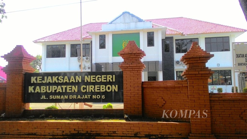 Kejaksaan Negeri Kabupaten Cirebon menangkap mantan Wakil Bupati Cirebon Tasiya Soemadi atau Gotas, Senin (30/4/2018), di Pekalongan, Jawa Tengah. Gotas merupakan terpidana kasus korupsi yang buron setahun lebih.