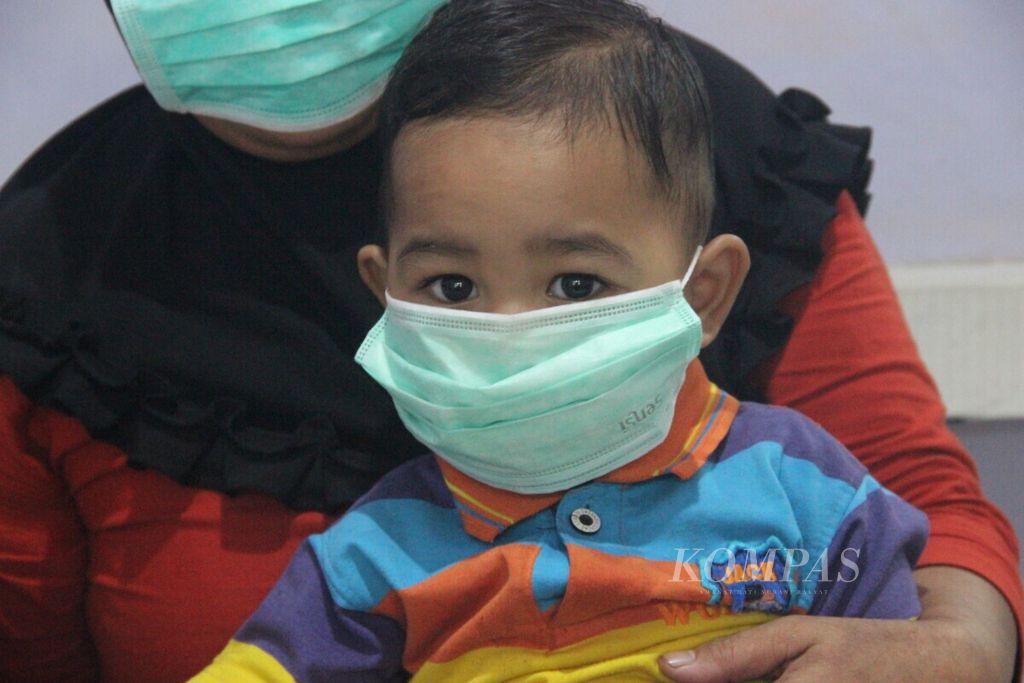 Anak-anak yang terkena batuk akibat terpapar kabut asap. Anak itu bersama neneknya sedang berobat di salah satu Puskesmas, Kota Pontianak, Kalimantan Barat, Rabu (18/9/2019).